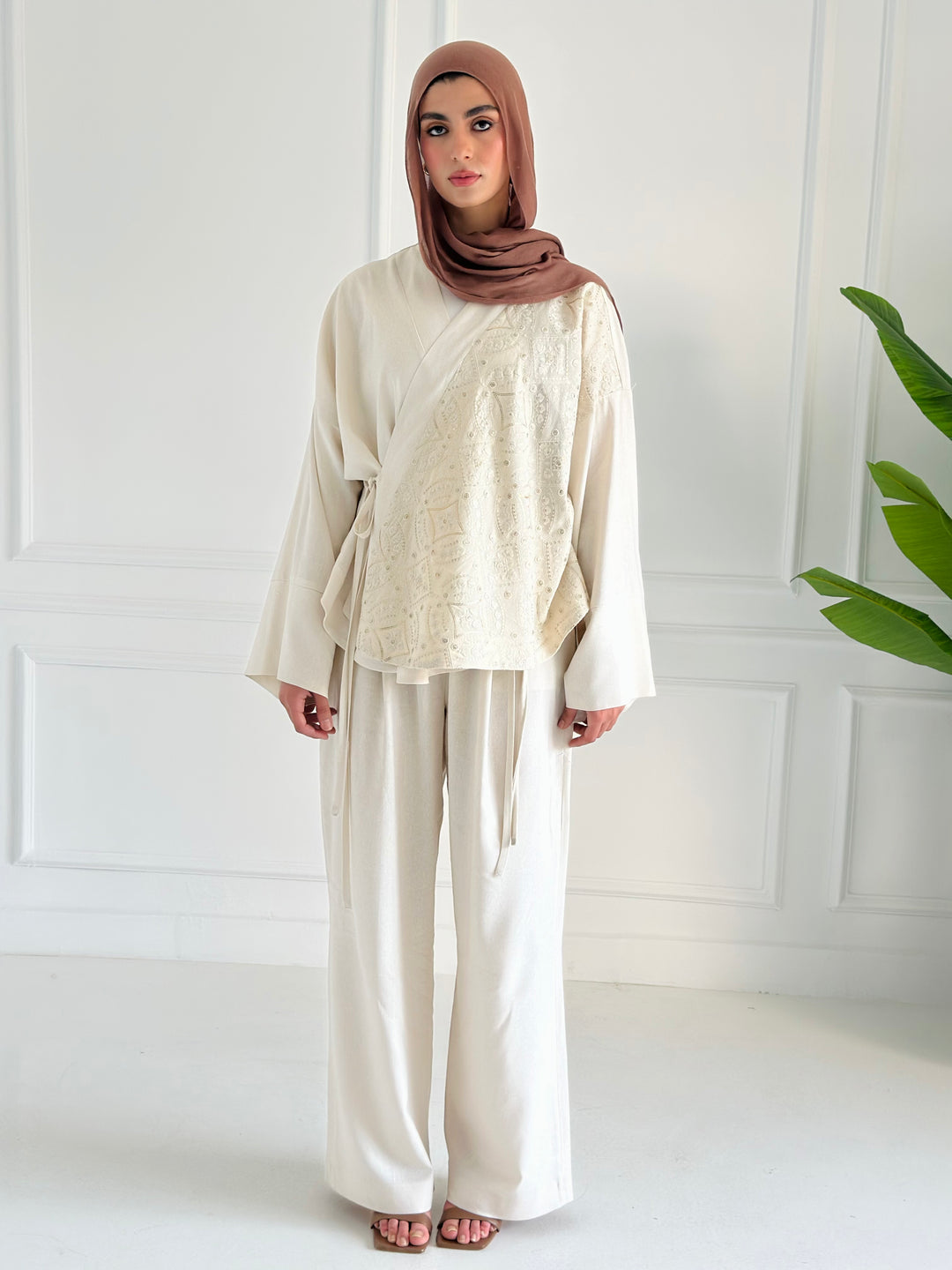 Embroidery Curved top - offwhite