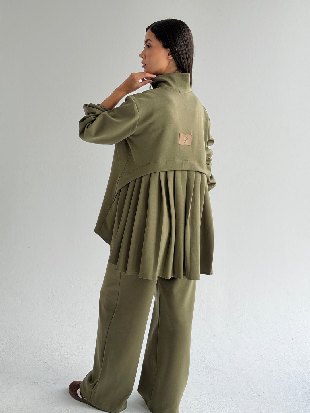 Pleated back set - olive